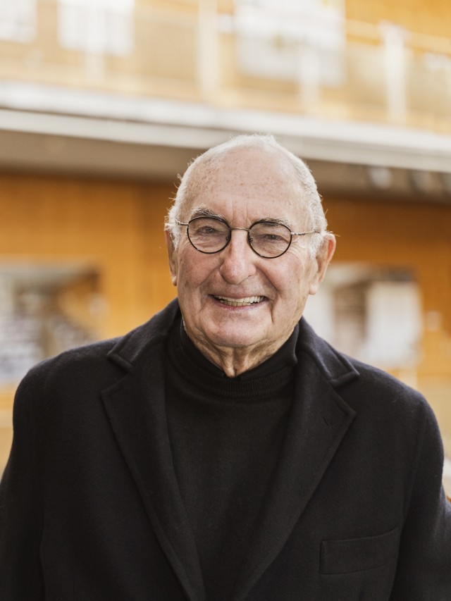 Siebzig Jahre später: Architekt Peter Lanz im Lichthof der Fakultät für Architektur der HM in der Karlstraße, bei dessen Planung er damals mitwirkte (Foto: Johanna Weber)