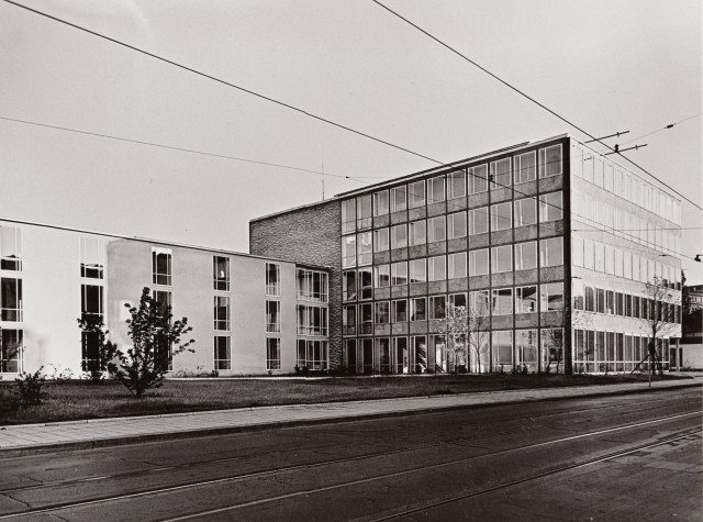 Damals wie heute ein Lehrbeispiel für Architektur: der Campus Karlstraße in den 1960er-Jahren (Foto: Fritz Thudichum, Archiv Franz Ruf)