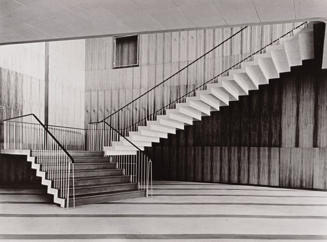 Moderne Sachlichkeit par excellence als Gegenpol zur Repräsentationsarchitektur der NS-Zeit: die freistehende Treppe im Foyer (Foto: Fritz Thudichum, Archiv Franz Ruf)