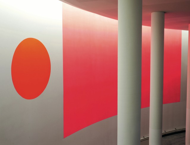 „Farbkomposition Rot – Großes Rot mit Contrapunkt“ im Foyer der Hochschule München in der Lothstraße 34 (Foto: Miriam Salamander, München/Archiv Geiger, München)