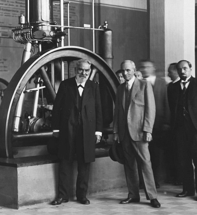 Begeisterung für Technik vermitteln: Oskar von Miller (li.) mit Henry Ford (re.) 1930 vor dem ersten praxistauglichen Dieselmotor (Bild: Deutsches Museum, München, Archiv, CD_63495)