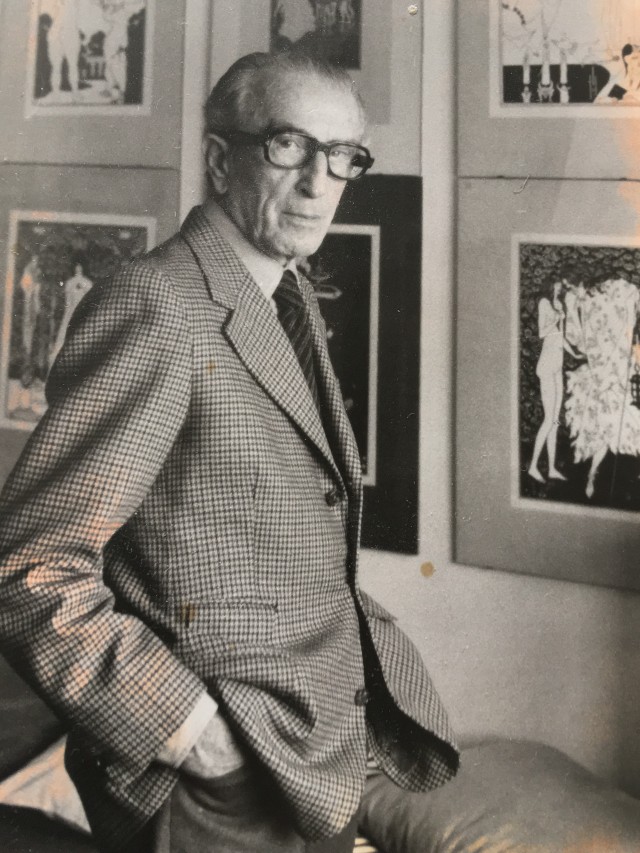Eduard Ege in seinem Arbeitszimmer in den 70er-Jahren, dahinter Drucke von Aubrey Beardsley (Foto: Hans Bergmann, München, Bestand Rolf Ege) 