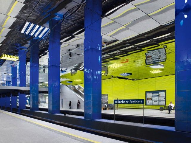 U-Bahnhof Münchner Freiheit: Ingo Maurer macht den Bahnsteig mit Deckenspiegeln zu einer Kathedrale (Foto: Tom Vack)