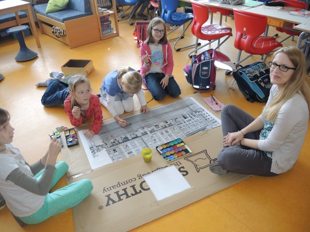 Workshop „Mal dir deinen Marienplatz“: HM-Studierende mit SchülerInnen der Grundschule an der Bäckerstraße (Foto: Franziska Waeger)