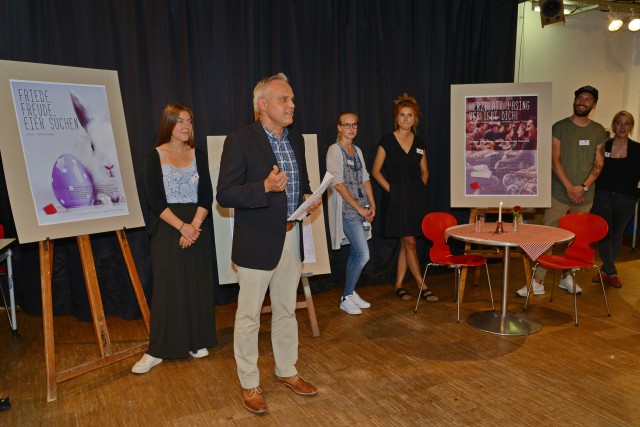 Professor Günther Suchy bei der Moderation der Konzeptvernissage in der Pasinger Fabrik (Foto: Franziska Waeger) 