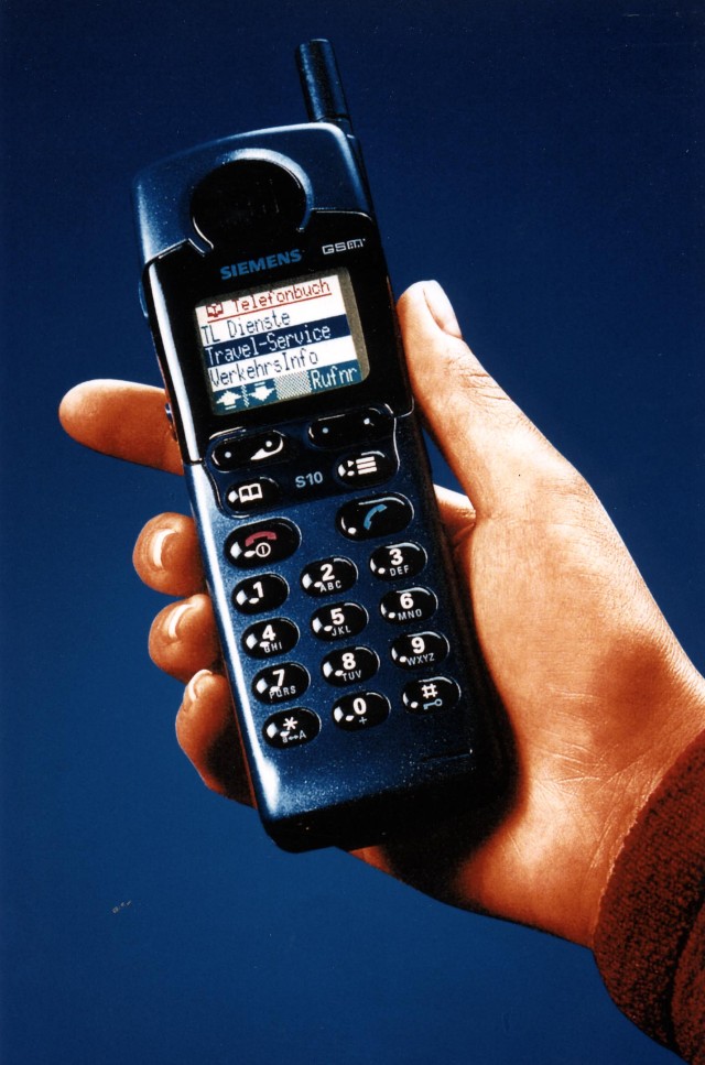 Mit Farbdisplay, interaktiver Menüführung und Sprachmemo-Funktion verkörperte das Siemens S10 Handy 1997 den neuesten Stand der Technik (Foto: Siemens)