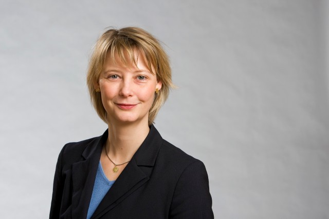 Foto von Frau Prof. Dr. Anke van Kempen vor grauem Hintergrund