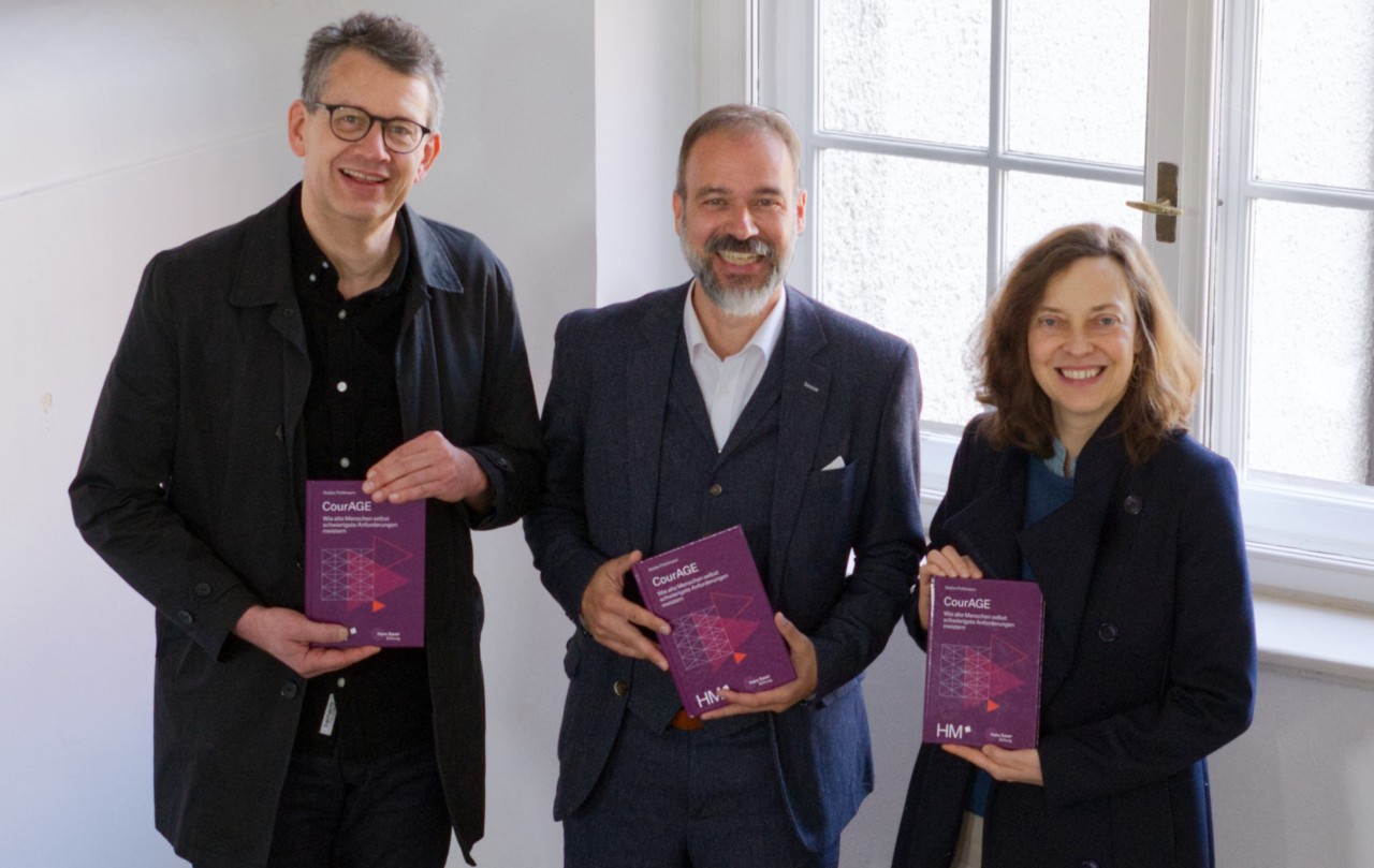 Bild: Übergabe des Projektberichts v.l.n.r.: Dr. Ralph Boch, Prof. Dr. Stefan Pohlmann, Veneta Gantcheva-Jenn bei der Übergabe des Projektberichts Foto: Adrian Schlegel