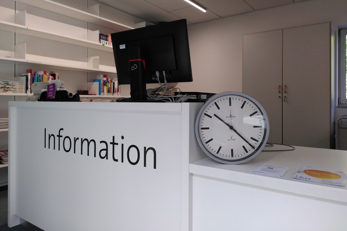 Uhr auf einer Informationstheke