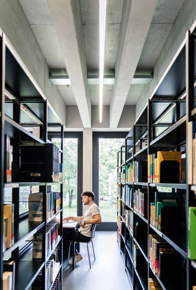 Foto eines umgebauten Regals im Erweiterungsbau der Zentralbibliothek