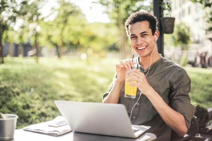 Studierender (Andrea Piacquadio / pexels.com) Studierender lernt bei gutem Wetter im Park mit den Kursen des CAREER Centers