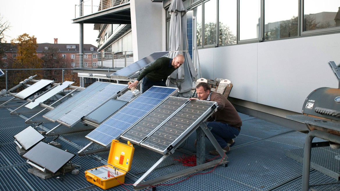 Zwei Dozierende der HM arbeiten an Solarpanelen 