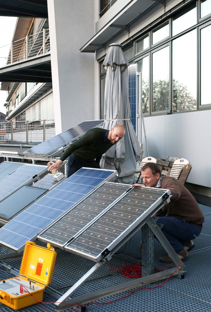 Zwei Dozierende der HM arbeiten an Solarpanelen 