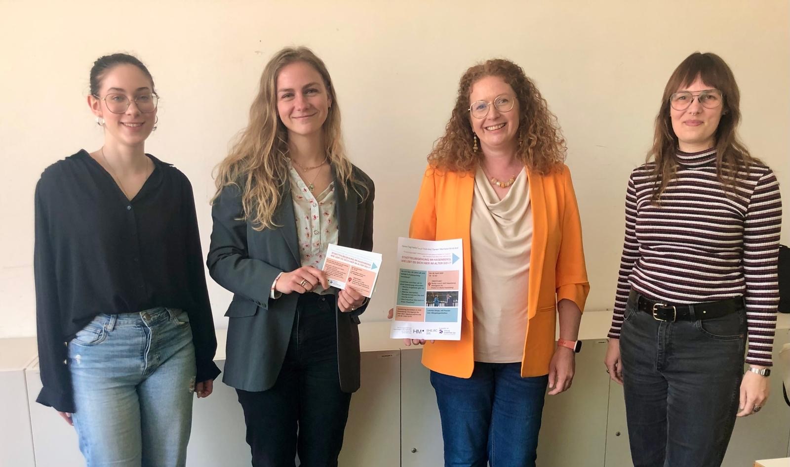 Auf diesem Bild sieht man von links nach rechts Amelie Nikmond, Nina Faltermayr, Sigrid Mairhofer und Isabelle Riedlinger nach der Vorstellung des Forschungsprojektes bei dem Regsam FAK Senior:innen und Pflege im Münchner Norden. 