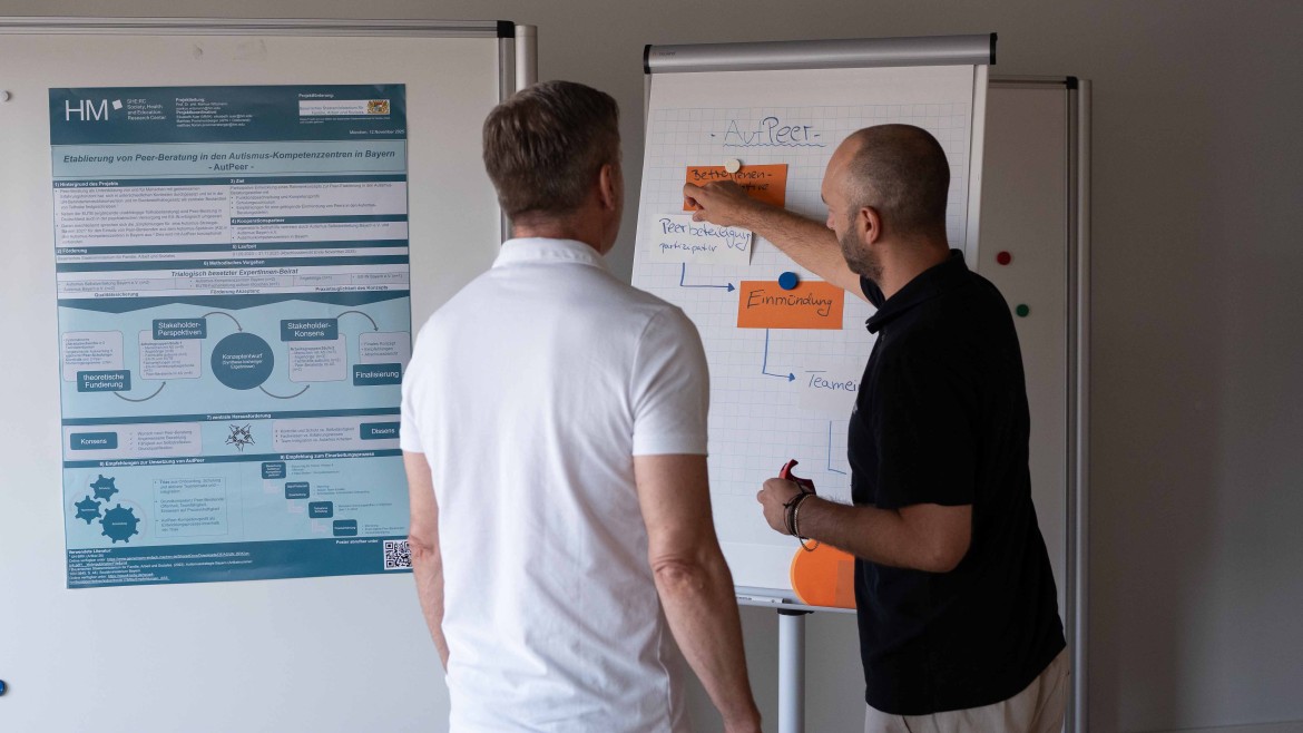 Auf dem Bild sieht man zwei Männer bei einem Projekttreffen zu AutPeer.