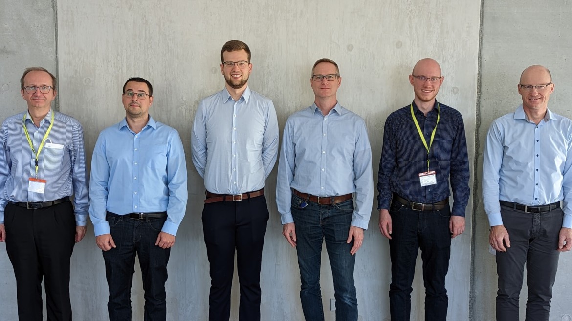Gruppenbild der sechs Projektmitarbeiter des IOTDL-Projektes zu gleichen Teilen von der Hochschule München und der FNT GmbH