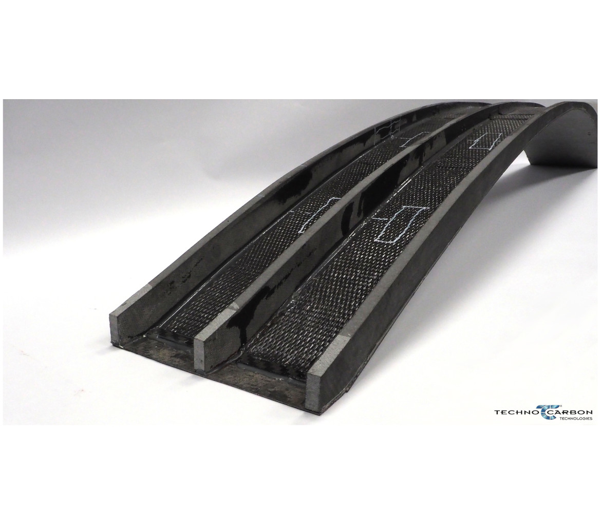 Auf dem Bild ist ein T-Träger aus neuartigem Hybridmaterial im Biegeversuch zu sehen.