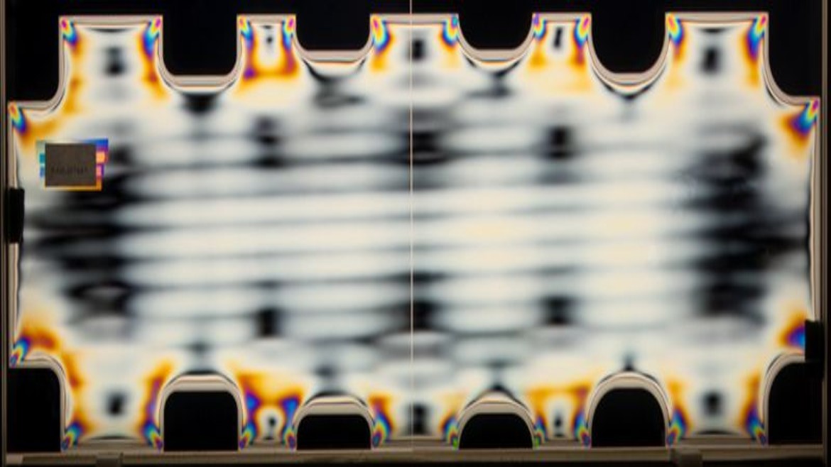 Spannungsoptische Darstellung von farbigen Isochromaten einer thermisch vorgespannten Glasscheibe