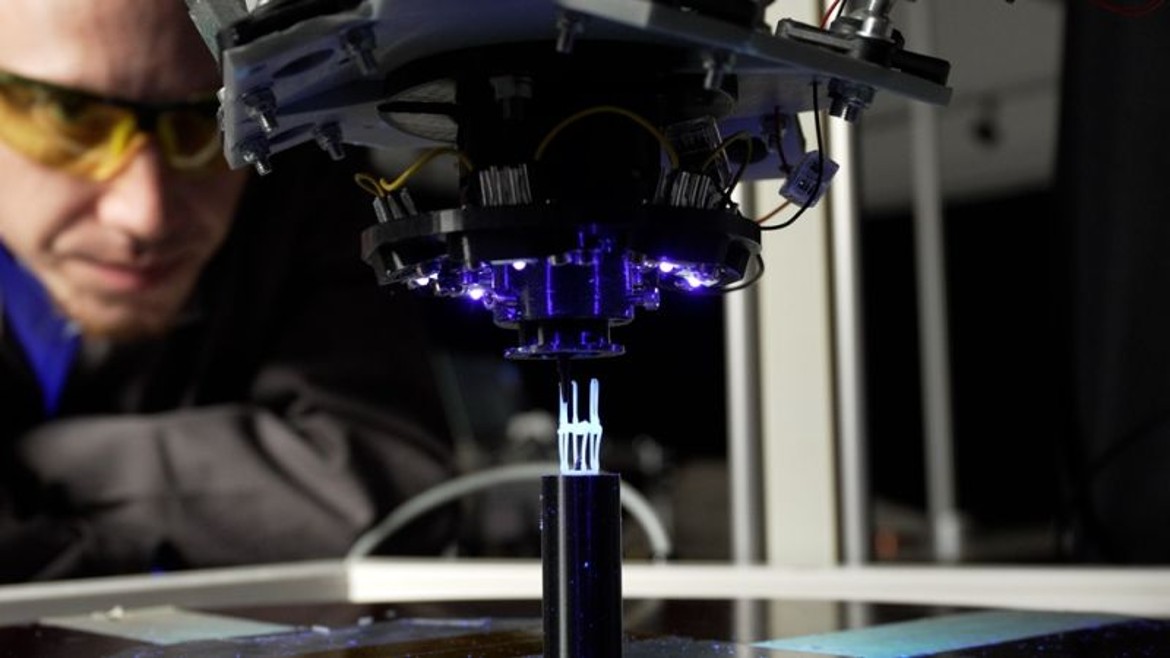 Doktorand Michael Kringer beobachtet den 3D-Druckvorgang im Labor der Hochschule München. 