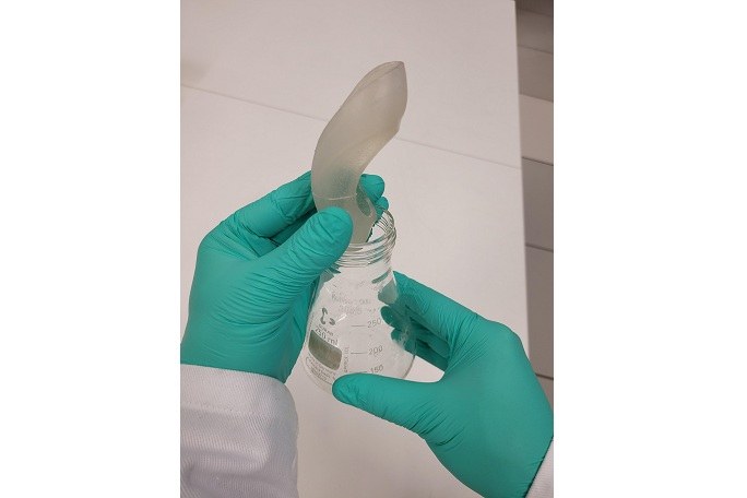 Auf dem Bild ist eine Installation eines Shake Flask Inlays in einen Schüttelkolben zur Steigerung der Sauerstofftransferleistung zu sehen.