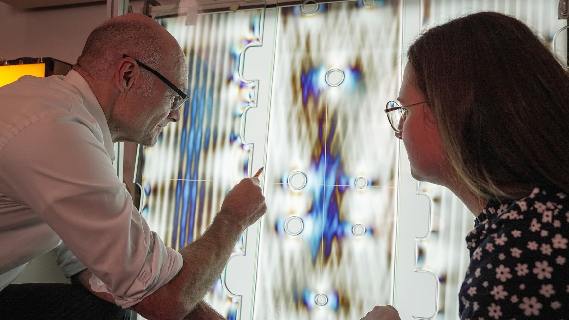 Professor und Doktorantin untersuchen Sicherheitsglas