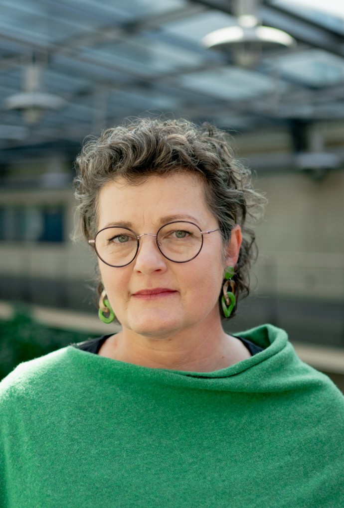 Auf dem Bild ist Professorin Verena Tobsch zu sehen.