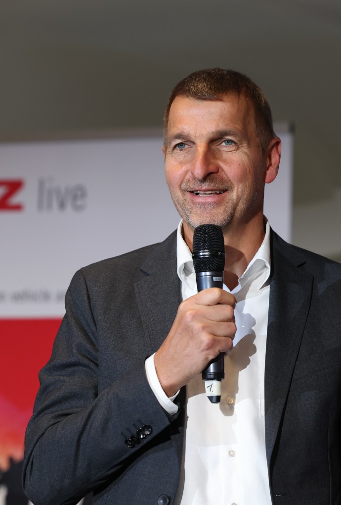 Auf dem Bild ist Prof. Dr. Peter Pfeffer zu sehen