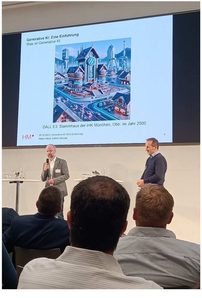 Die KI ist kreativ. (Nadja Planötscher) Dr. Martin Häusl präsentiert das Stammhaus der IHK im Jahr 2500, das er mit Hilfe von DALL E3 generiert hat