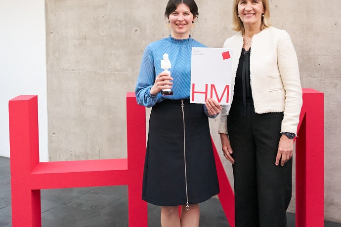 Oskar-Preisträgerin für Promotion, Dr. Tina Hermann (Hochschule München, Julia Bergmeister) Auf dem Bild ist die Oskar-Preisträgerin, Dr. Tina Hermann, und gemeinsam mit Vizepräsidentin für Forschung Prof. Dr. Sonja Munz für Promotion 2025 mit dem Oskar in der Hand zu sehen.