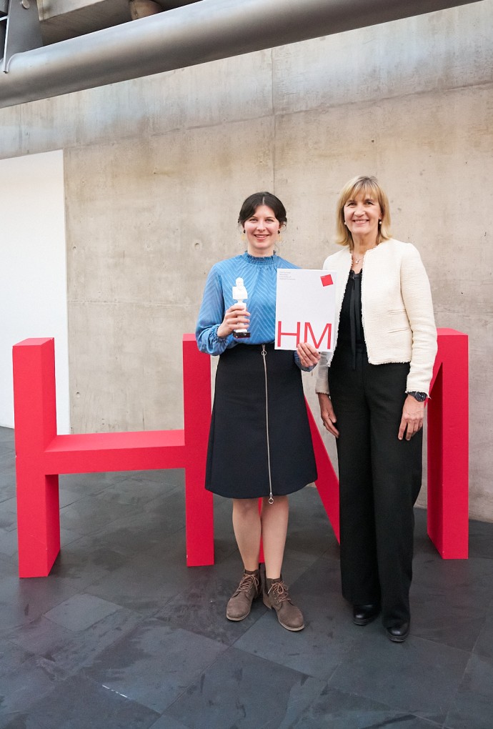 Oskar-Preisträgerin für Promotion, Dr. Tina Hermann (Hochschule München, Julia Bergmeister) Auf dem Bild ist die Oskar-Preisträgerin, Dr. Tina Hermann, und gemeinsam mit Vizepräsidentin für Forschung Prof. Dr. Sonja Munz für Promotion 2025 mit dem Oskar in der Hand zu sehen.