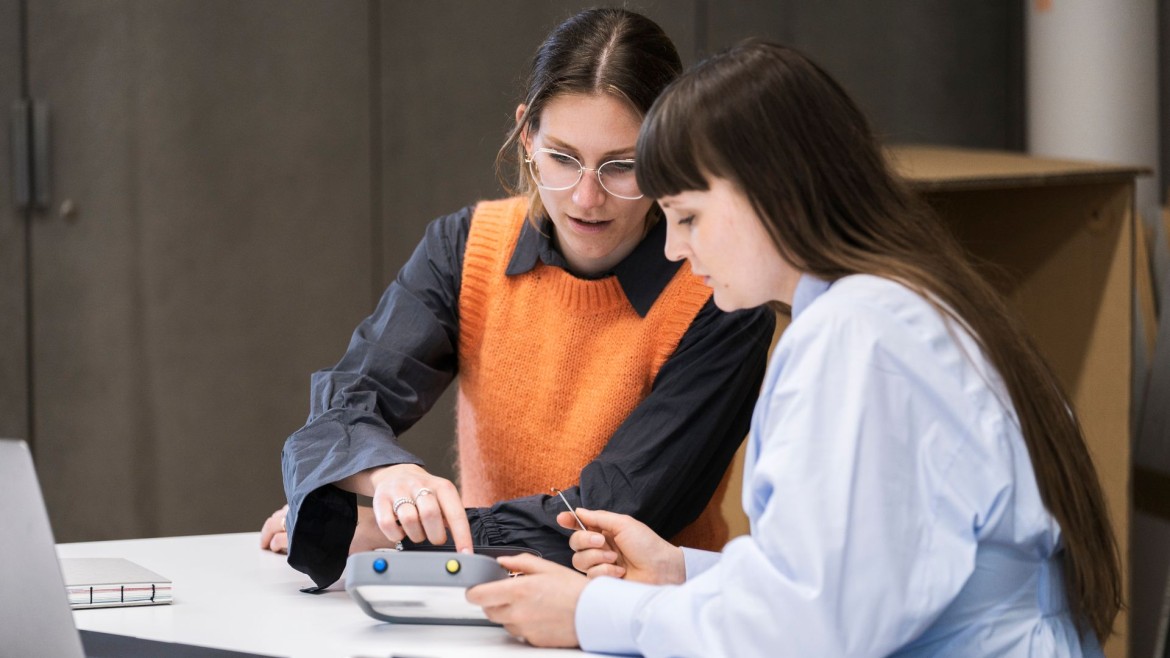 Zwei Frauen am Laptop