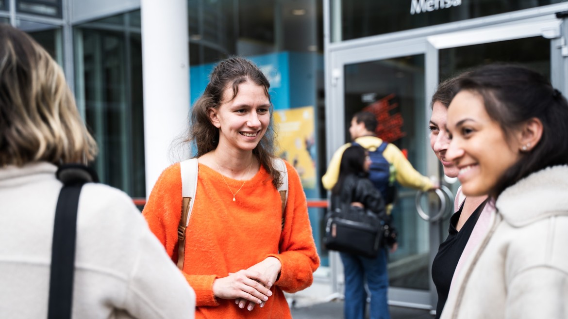 Frauen vor der Mensa