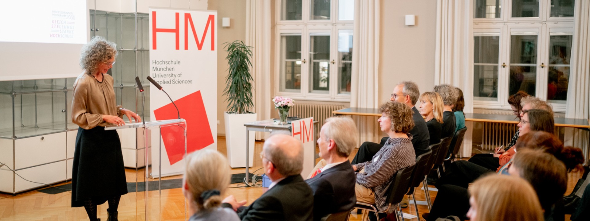 HM-Professorin und Hochschulfrauenbeauftragte Elke Wolf spricht bei der Verleihung 