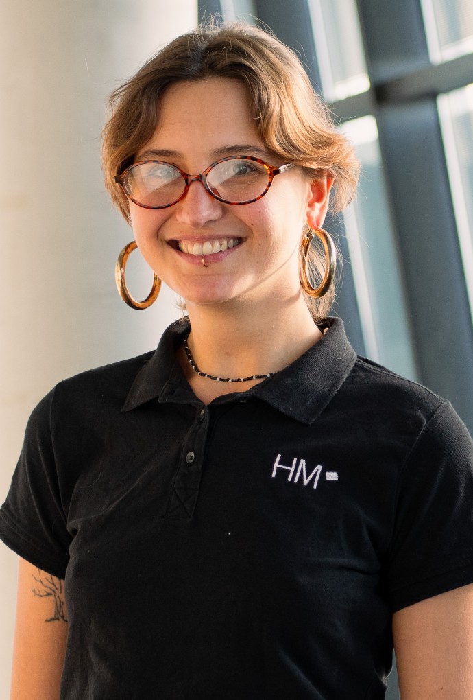 Studentin namens Dana Luttert mit MINT4Girls T-Shirt