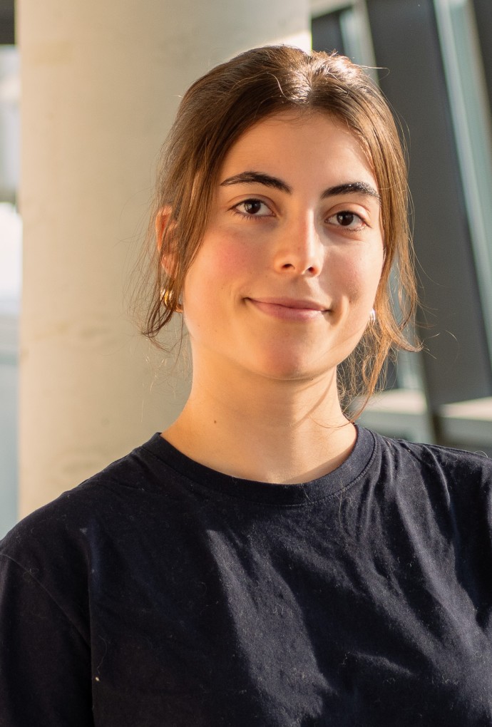 Studentin namens Feline mit MINT4Girls T-Shirt