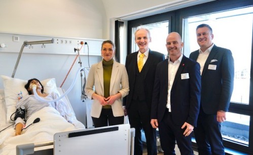 Ministerin, Präsident und Dekane der Studienfakultät Muc.Health stehen im neuen Labor vor einem Dummy. 