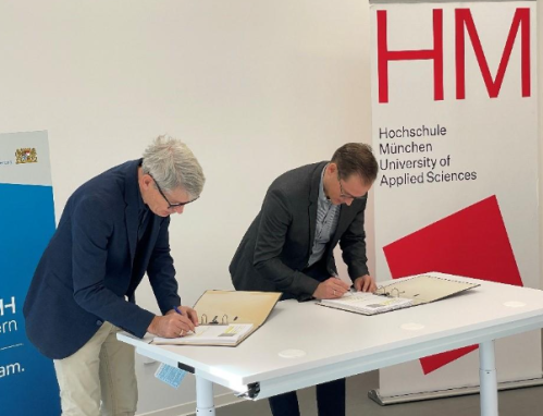 nterschriftenmappen und Schlüsselübergabe: Stellvertretender Bauamtsleiter Bereich 2 Marcus Andris und HM-Kanzler Jörg Finger 