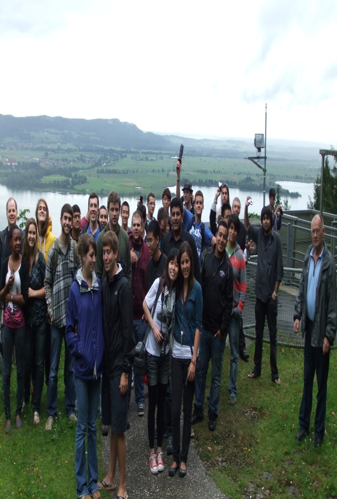 Students at the Walchensee power plant, in the background you can see the mountain scenery and the Walchensee