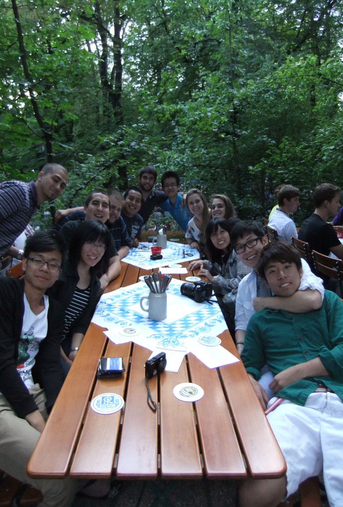 Summer school students sitting on benches in the Augustiner beer garden at a farewell dinner