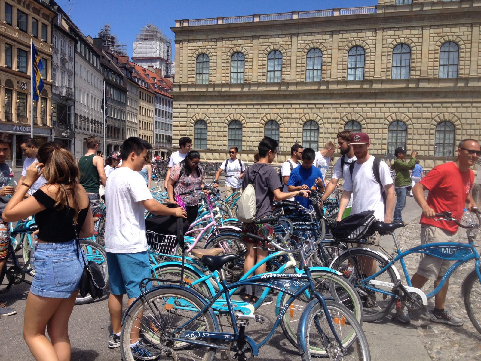 Students in front of the National Theater Munich at the Munich Bike Tour on a sunny day