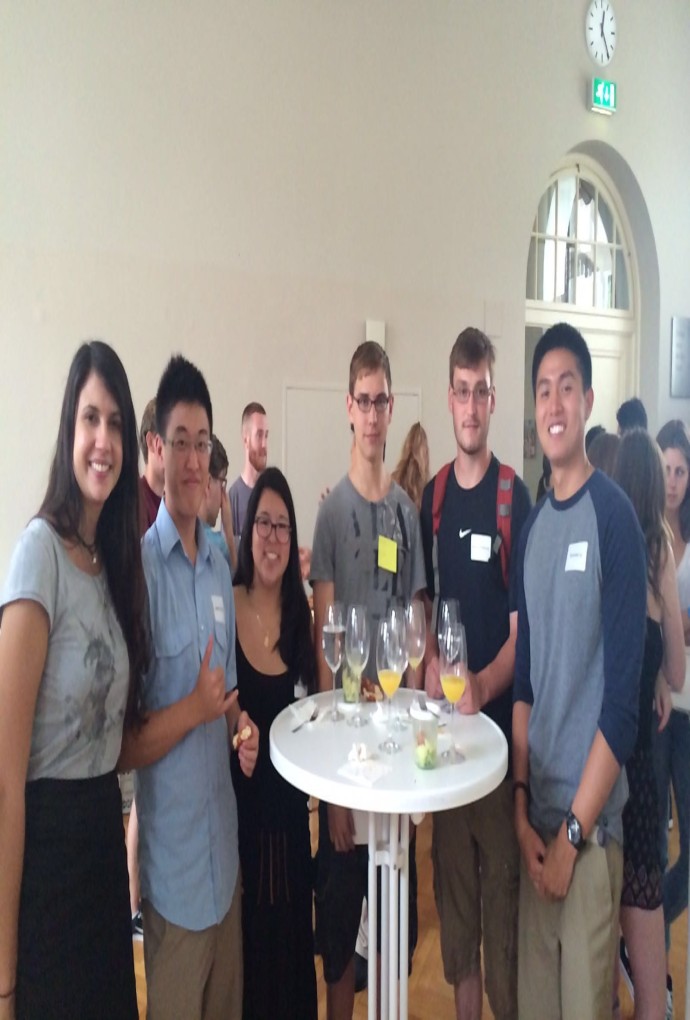 Students at the Orientatin Day in the Oskar von Miller Hall of the Munich University of Applied Sciences, in front of a bar table with drinks
