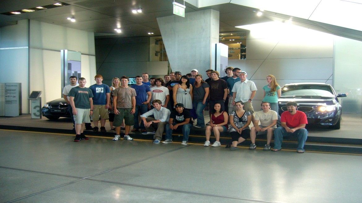 ( ) Summer School Studenten vor BMW Autos bei der BMW Werksführung als Teil einer Exkursion