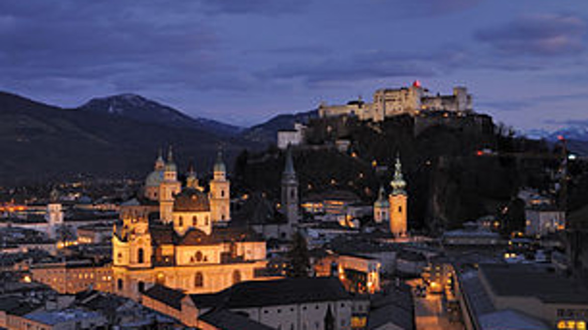 Salzburg bei Nacht, mit Blick auf die Altstadt und die Festung Hohensalzburg 