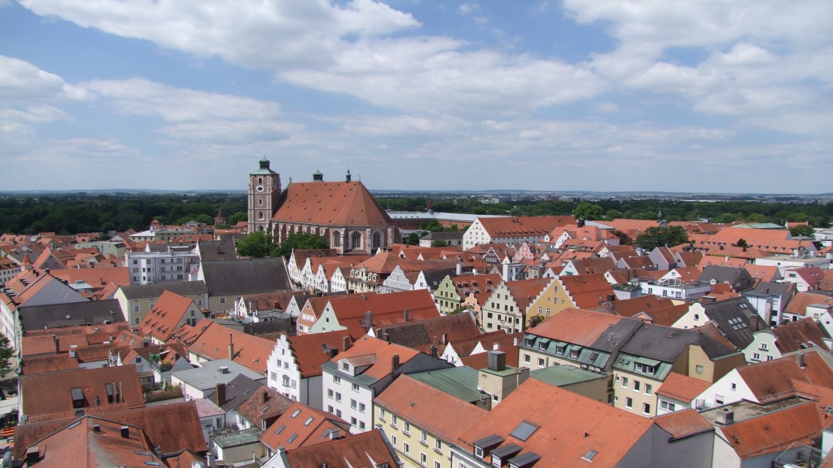 Ingolstadt an einem schönen sonnigen Tag mit Blick auf die schönen Häuser 