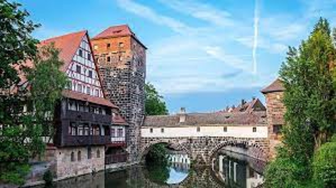 Nürnberg bei Tag mit Blick auf die Altstadt an einem sonnigen Tag mit blauem Himmel