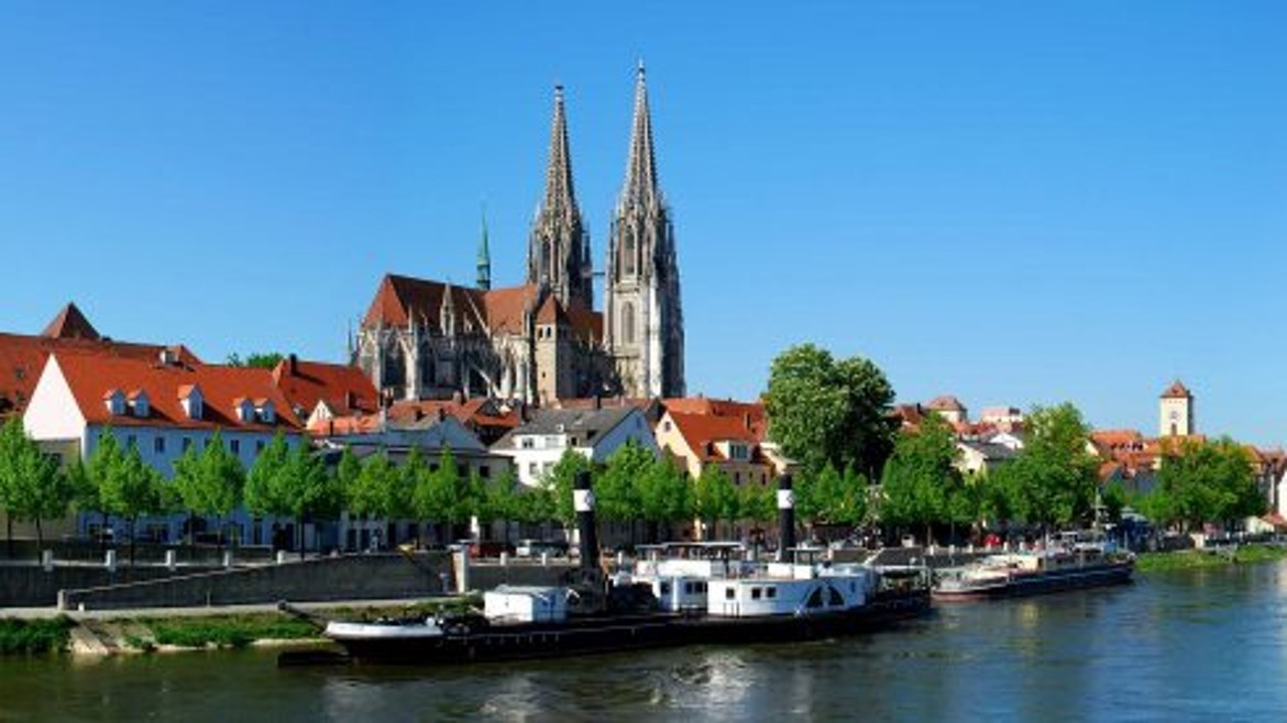 Regensburg an einem schönen sonnigen Tag mit blauem Himmel, mit Blick auf die Donau und die Altstadt 