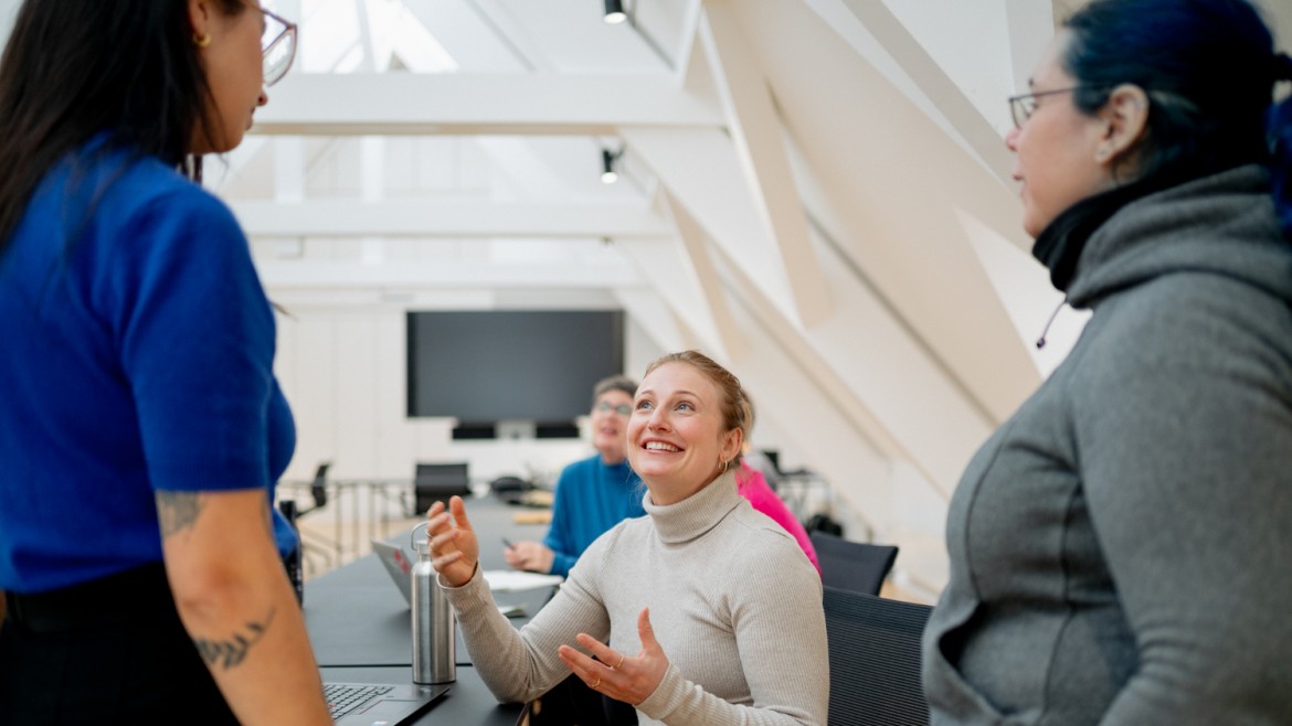Referentin hält Vortrag vor sitzenden Teilnehmenden während eines Workshops zu Feminismus