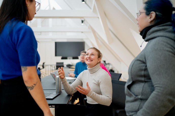 Referentin hält Vortrag vor sitzenden Teilnehmenden während eines Workshops zu Feminismus