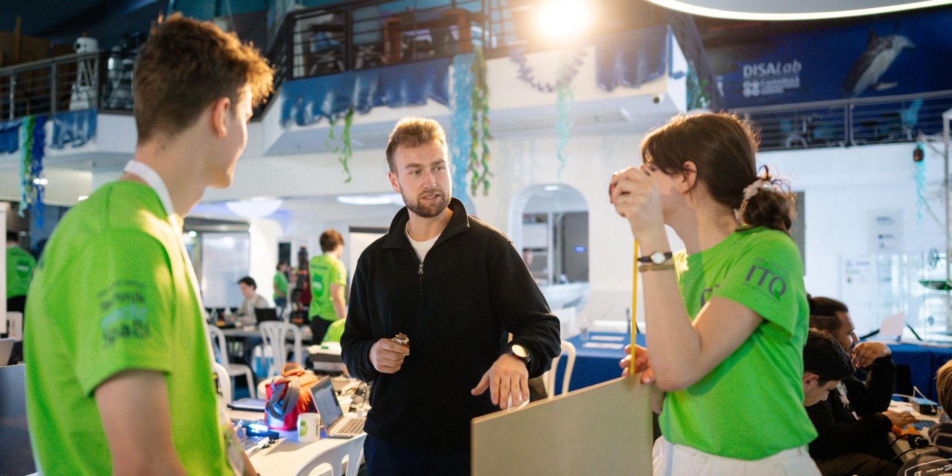 Drei Studierende der Hochschule München beim Makeathon