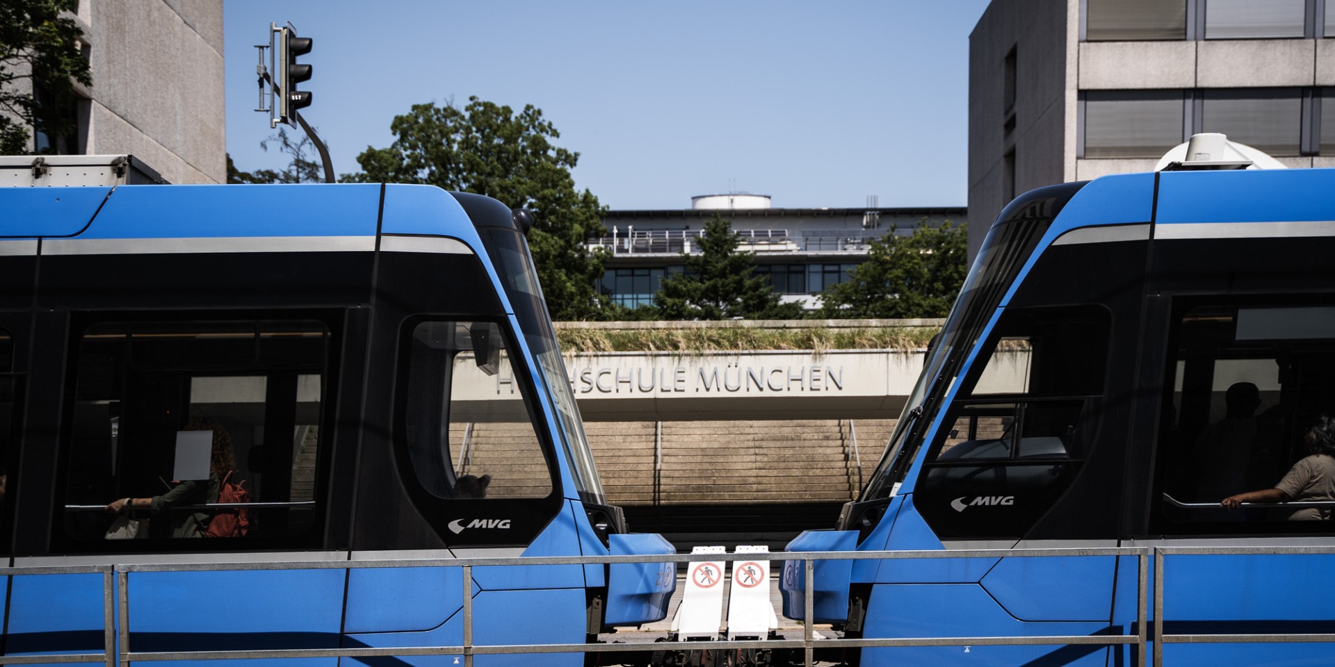 Trambahn vor der Hochschule München 